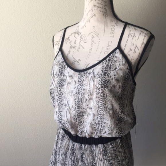 Urban Hearts Snake Printed Romper Medium NWT - Picture 4 of 7